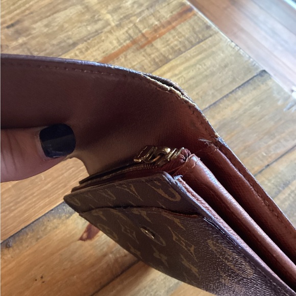 LV Sarah Monogram Wallet. - Picture 7 of 12